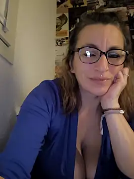 Snapshot of Fifi83Bell chatting on 01.18.26 Fifi83Bell online show from 01.18.26