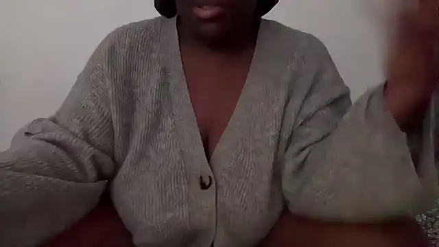 Snapshot of nanaisbackk chatting on 10.08.25 nanaisbackk online show from 10.08.25