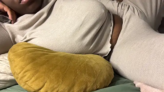 Snapshot of nanaisbackk chatting on 10.27.25 nanaisbackk online show from 10.27.25