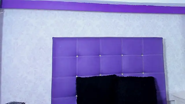 Snapshot of LeaMoreau22 chatting on 10.10.25 LeaMoreau22 online show from 10.10.25