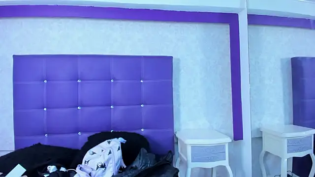 Snapshot of LeaMoreau22 chatting on 10.11.25 LeaMoreau22 online show from 10.11.25