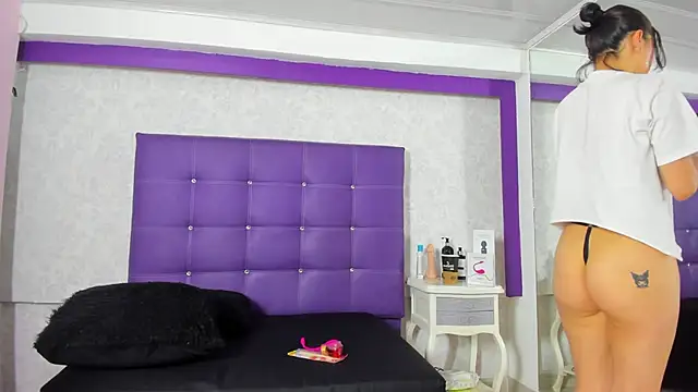 Snapshot of LeaMoreau22 chatting on 10.12.25 LeaMoreau22 online show from 10.12.25