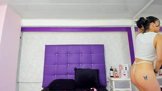 Snapshot of LeaMoreau22 chatting on 10.14.25 LeaMoreau22 online show from 10.14.25