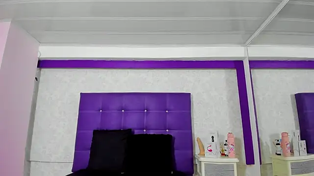 Snapshot of LeaMoreau22 chatting on 10.19.25 LeaMoreau22 online show from 10.19.25