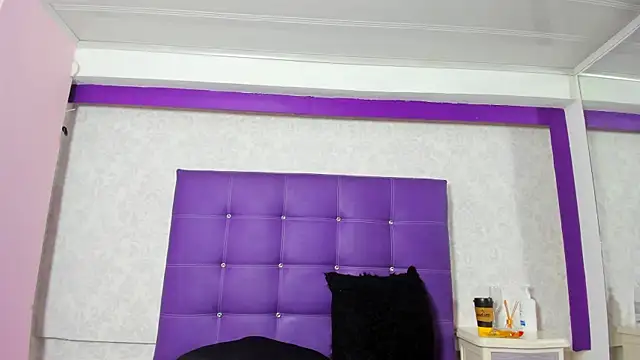 Snapshot of LeaMoreau22 chatting on 10.21.25 LeaMoreau22 online show from 10.21.25