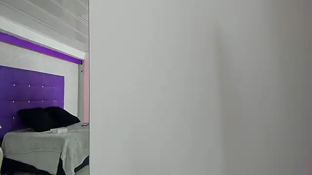 Snapshot of LeaMoreau22 chatting on 11.01.25 LeaMoreau22 online show from 11.01.25