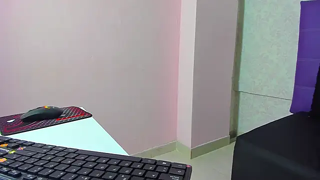 Snapshot of LeaMoreau22 chatting on 11.02.25 LeaMoreau22 online show from 11.02.25