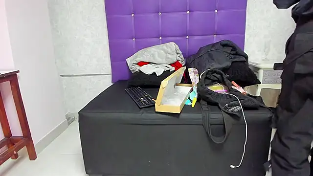 Snapshot of LeaMoreau22 chatting on 11.06.25 LeaMoreau22 online show from 11.06.25