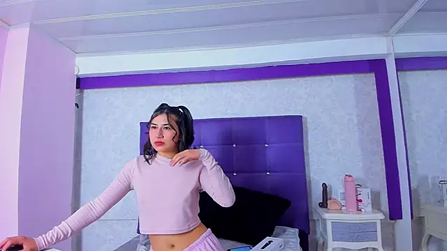 Snapshot of LeaMoreau22 chatting on 11.16.25 LeaMoreau22 online show from 11.16.25