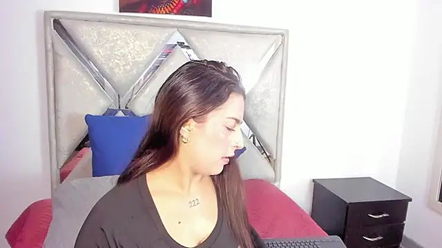 Snapshot of mia_fox4 chatting on 10.24.25 mia fox4 online show from 10.24.25