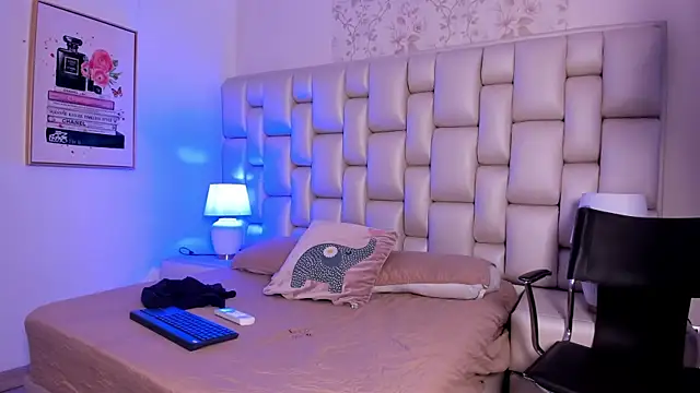 Snapshot of Peyton_louise chatting on 10.17.25 Peyton louise online show from 10.17.25