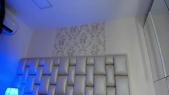 Snapshot of Peyton_louise chatting on 11.11.25 Peyton louise online show from 11.11.25