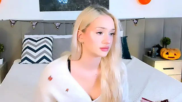 Snapshot of SugarWhisper chatting on 10.31.25 SugarWhisper online show from 10.31.25