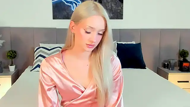 Snapshot of SugarWhisper chatting on 11.18.25 SugarWhisper online show from 11.18.25