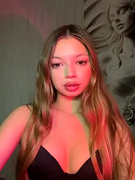 Snapshot of _Siennaaa_ chatting on 10.06.25 Siennaaa online show from 10.06.25