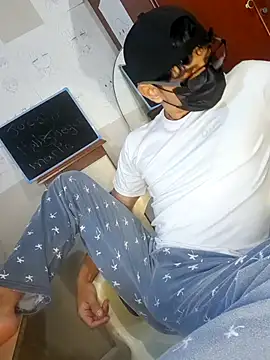 Snapshot of oppaboy chatting on 10.03.25 oppaboy online show from 10.03.25