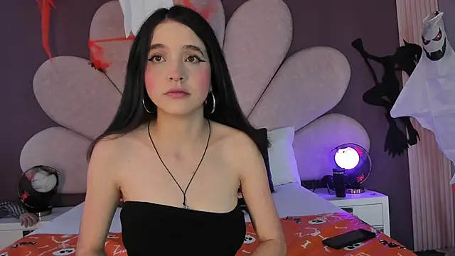 Snapshot of MeganR_ chatting on 11.04.25 MeganR online show from 11.04.25