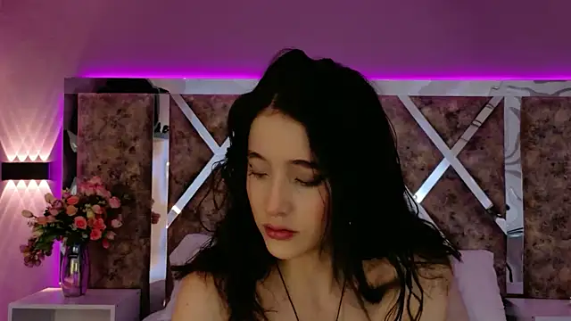 Snapshot of MeganR_ chatting on 11.08.25 MeganR online show from 11.08.25