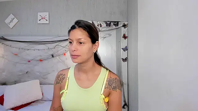 Snapshot of is_a_bell chatting on 11.02.25 is a bell online show from 11.02.25