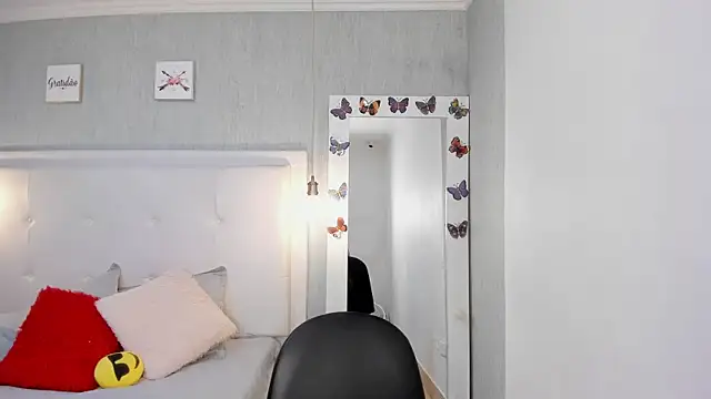 Snapshot of is_a_bell chatting on 11.10.25 is a bell online show from 11.10.25