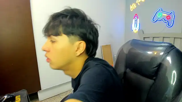 Snapshot of StiwenTwink chatting on 10.14.25 StiwenTwink online show from 10.14.25