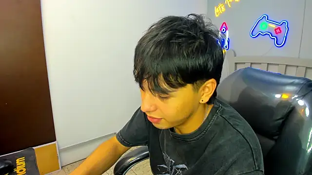 Snapshot of StiwenTwink chatting on 10.17.25 StiwenTwink online show from 10.17.25