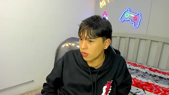 Snapshot of StiwenTwink chatting on 10.24.25 StiwenTwink online show from 10.24.25