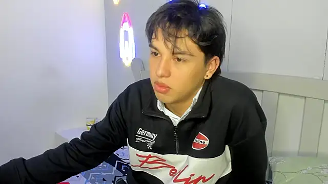 Snapshot of StiwenTwink chatting on 10.31.25 StiwenTwink online show from 10.31.25