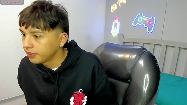 Snapshot of StiwenTwink chatting on 11.07.25 StiwenTwink online show from 11.07.25