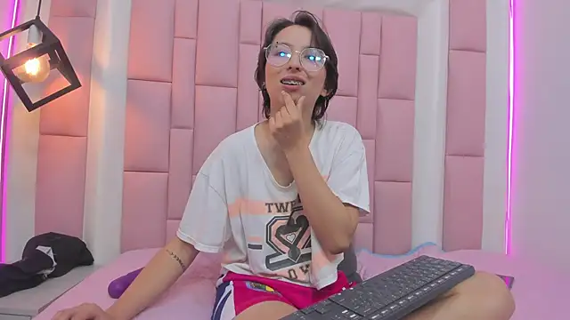 Snapshot of Klaret_Toy chatting on 10.02.25 Klaret Toy online show from 10.02.25