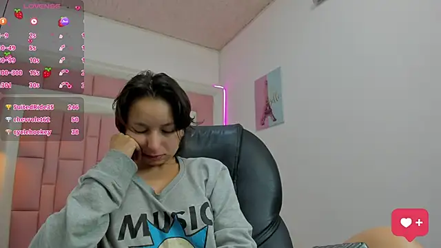 Snapshot of Klaret_Toy chatting on 11.07.25 Klaret Toy online show from 11.07.25