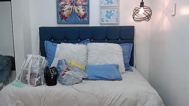 Snapshot of Antonella__b chatting on 10.13.25 Antonella b online show from 10.13.25