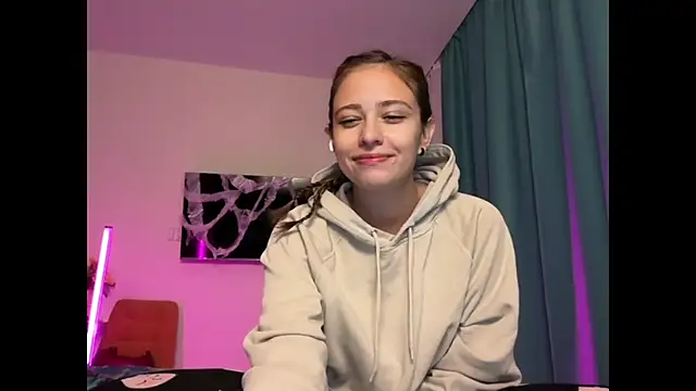 Snapshot of erikaa_miuu chatting on 10.25.25 erikaa miuu online show from 10.25.25