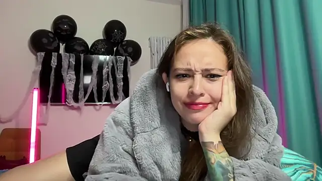 Snapshot of erikaa_miuu chatting on 10.26.25 erikaa miuu online show from 10.26.25