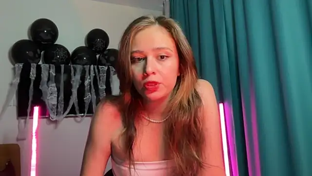 Snapshot of erikaa_miuu chatting on 10.28.25 erikaa miuu online show from 10.28.25