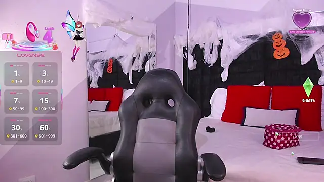 Snapshot of MayaCurvy chatting on 10.29.25 MayaCurvy online show from 10.29.25