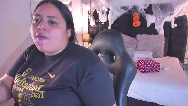 Snapshot of MayaCurvy chatting on 11.02.25 MayaCurvy online show from 11.02.25