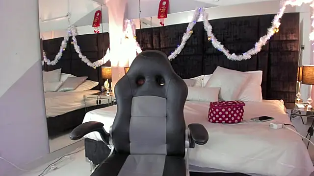 Snapshot of MayaCurvy chatting on 11.16.25 MayaCurvy online show from 11.16.25