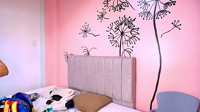 Snapshot of scarlet_milf_ chatting on 10.09.25 scarlet milf online show from 10.09.25