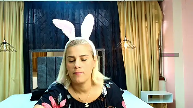 Snapshot of scarlet_milf_ chatting on 10.23.25 scarlet milf online show from 10.23.25