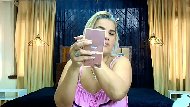 Snapshot of scarlet_milf_ chatting on 11.14.25 scarlet milf online show from 11.14.25