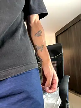 Snapshot of DanteeStone chatting on 10.04.25 DanteeStone online show from 10.04.25