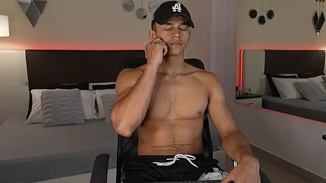 Snapshot of DanteeStone chatting on 10.10.25 DanteeStone online show from 10.10.25