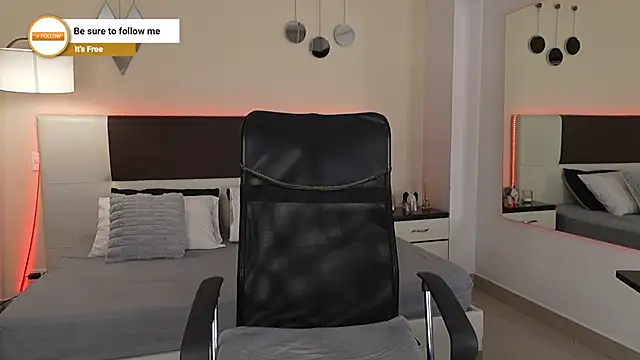 Snapshot of DanteeStone chatting on 10.17.25 DanteeStone online show from 10.17.25