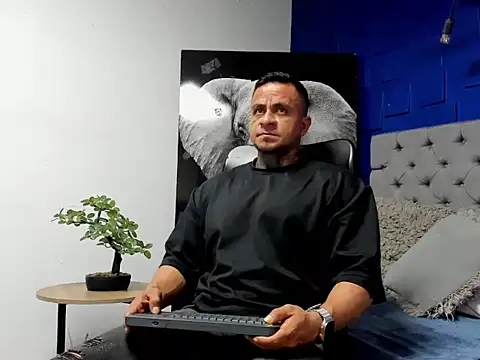 Snapshot of ZEUS-KING chatting on 10.03.25 ZEUS-KING online show from 10.03.25