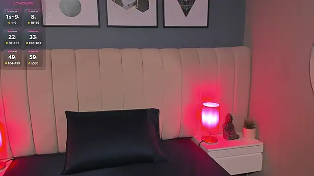 Snapshot of DaimondPink chatting on 10.18.25 DaimondPink online show from 10.18.25