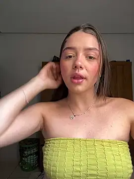 Snapshot of luiza_barcelos chatting on 10.13.25 luiza barcelos online show from 10.13.25