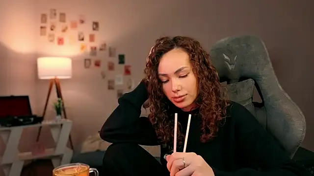 Snapshot of branchwithflowerss chatting on 10.15.25 branchwithflowerss online show from 10.15.25