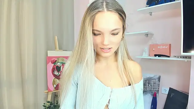 Snapshot of JulieLupo chatting on 10.05.25 JulieLupo online show from 10.05.25