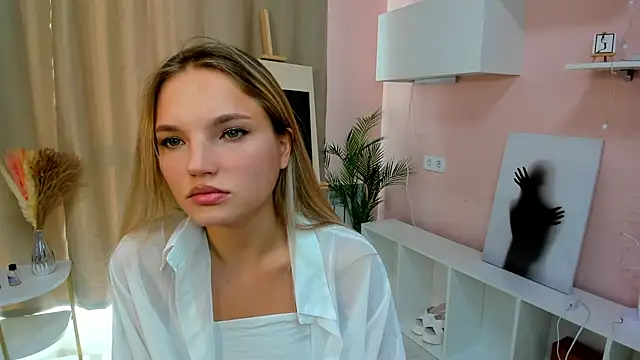 Snapshot of JulieLupo chatting on 10.08.25 JulieLupo online show from 10.08.25